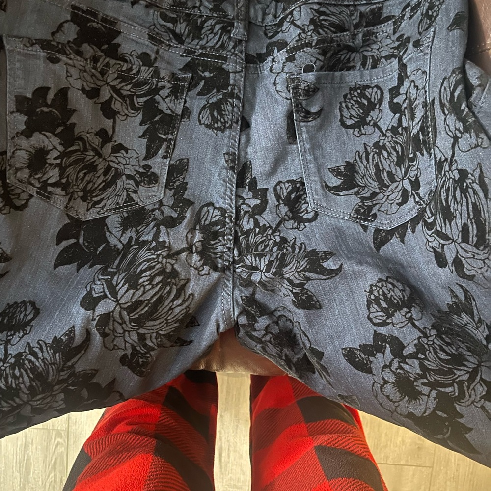 Bandolino Mandie Dark Floral Jeans - Picture 3 of 7